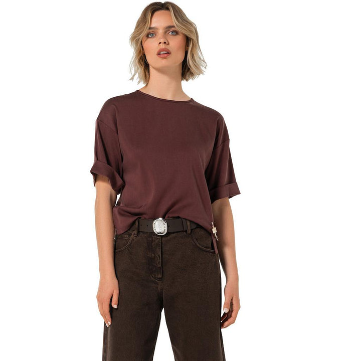 Caroline Biss damesblouse bordeaux, vooraanzicht op model