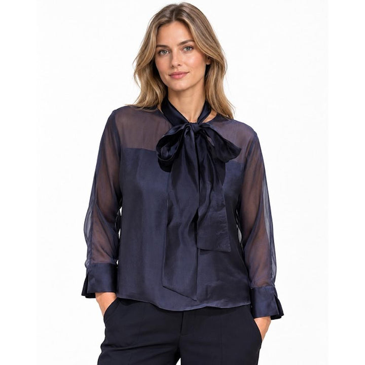 Natan marine damesblouse FLAIR met halsstrik en transparante mouwen, vooraanzicht op model